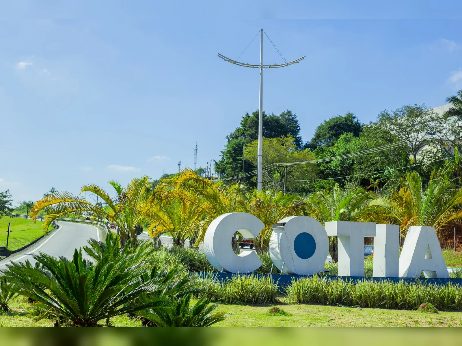 Portal de entrada da cidade de Cotia em área arborizada