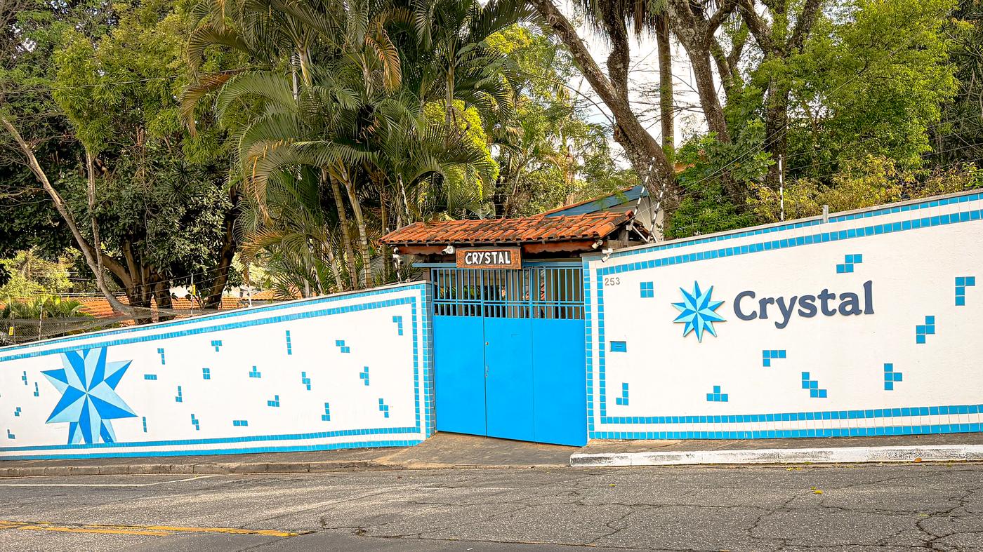 Fachada da Escola Crystal com o nome da instituição na Vila São Francisco, em São Paulo