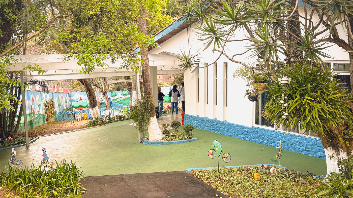 Pátio coberto e corredor central da Escola Crystal