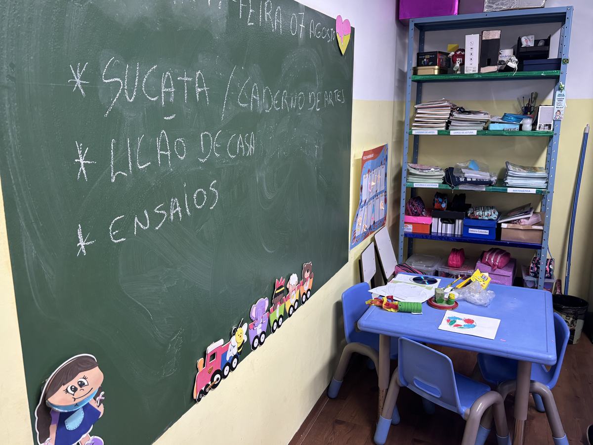 Sala de aula preparada para atividades na Escola Crystal