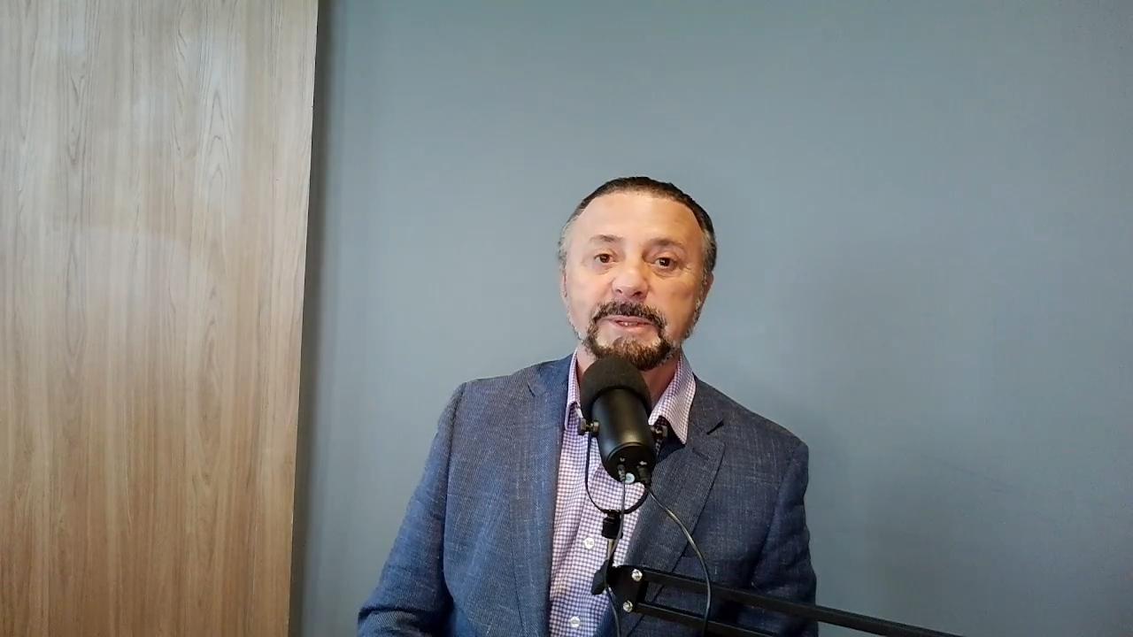 Dr. Urubatan Almeida Ramos em ambiente de trabalho